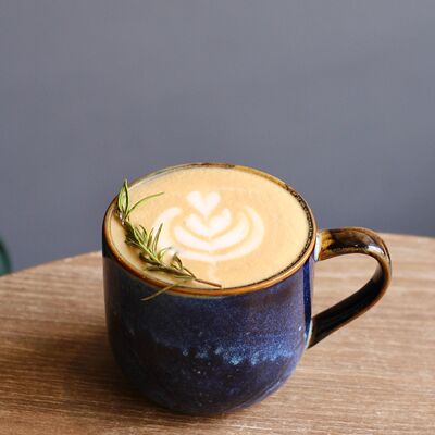 Латте Зимняя лаванда в Локация кофе по цене 440 ₽