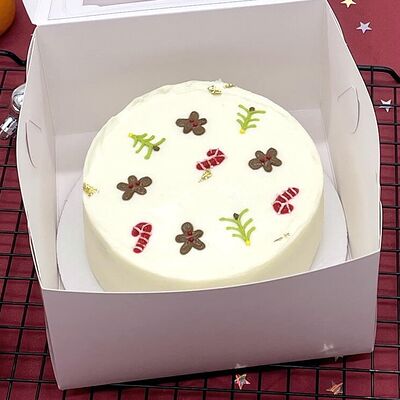 Бенто-торт с новогодним узором в подарок на Новый год в Cosmo Сakery по цене 2200 ₽