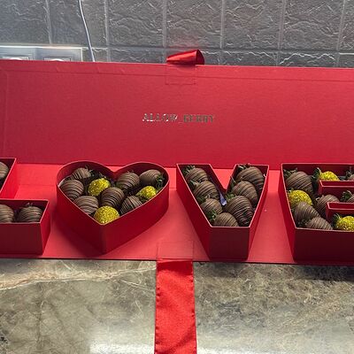 Клубника в шоколаде Love 1 в Allowberry по цене 20000 ₽