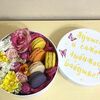 Бокс с цветами и макарунсами для бабушкив Дарите красиво по цене 4199