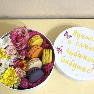 Бокс с цветами и макарунсами для бабушкив Дарите красиво по цене 4199 ₽