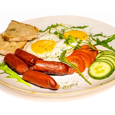 Глазунья с колбасками и овощами в The art cafe по цене 520 ₽
