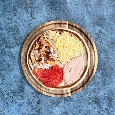 Закрытая пицца С курицей в Шаурма Копейка по цене 320 ₽