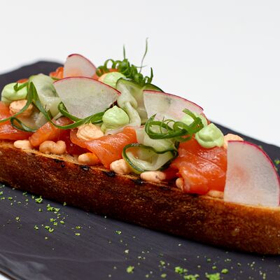 Брускетта на домашнем хлебе с лососем в Per Se по цене 965 ₽