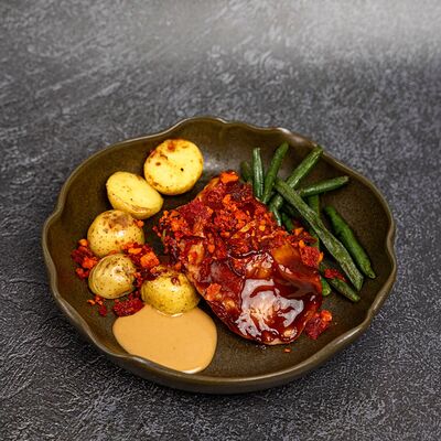 Стейк из цыпленка с кенийской фасолью и беби-картофелем в Smoky People по цене 850 ₽