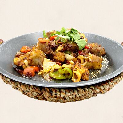 Свиные ножки с картофелем в воке в Золотая панда по цене 2034 ₽