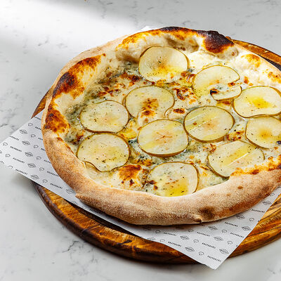 Пицца с грушей и горгонзолой в Pizzeria by Cheeseria по цене 636 ₽
