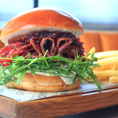 Бургер с домашней пастрами из мраморной говядины, карамелизированным луком, руколой, горчичным соусом и мятным дзадзики в Smokery по цене 870 ₽