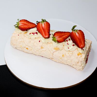 Меренговый рулет с лаймом и клубникой в Luna по цене 1500 ₽