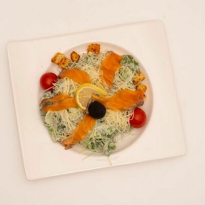 Цезарь со слабосоленой семгой в Мацони по цене 625 ₽