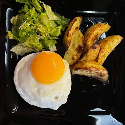 Бифштекс рубленый с яйцом и запеченным картофелем в Карасёвня по цене 444 ₽