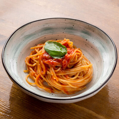 Спагетти с помидорами и базиликом в Perbacco Italian Restobar по цене 770 ₽