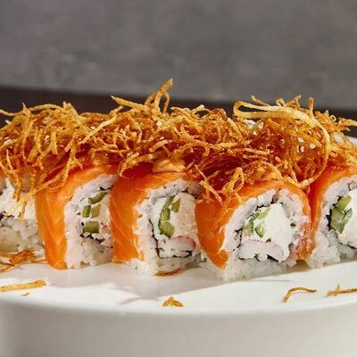 Ролл с лососем, крабом и хрустящим картофелем в Гастробар DOM по цене 890 ₽