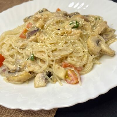 Сливочная фунчоза с курицей и шампиньонами в Вилки-Палки по цене 399 ₽