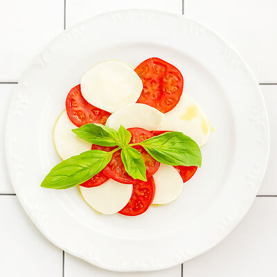 Салат Капрезе с моцареллой в R14 по цене 1188 ₽
