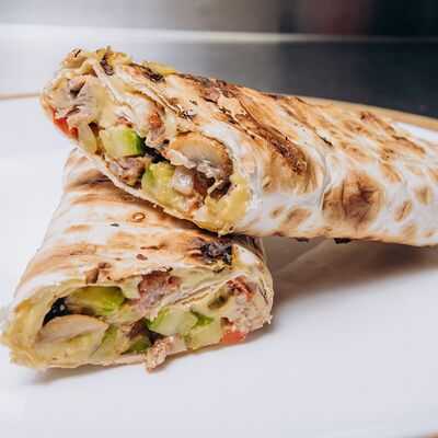 Шаурма Сырная с курицей в Мастер шашлыка по цене 500 ₽