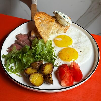 Большой завтрак Глазунья, ростбиф, картофель Стоун, сливочный крем с зеленью в Muus по цене 645 ₽