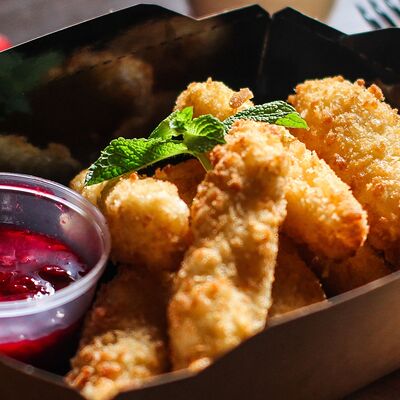 Моцарелла в хрустящей корочке в Капуцин Кирова по цене 420 ₽