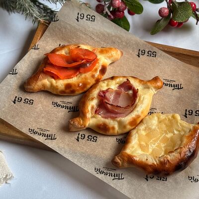 Ассорти мини-хачапури: форель холодного копчения, груша в трюфельной карамели, бекон с пармезаном в Птичка по цене 630 ₽