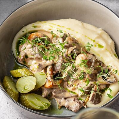 Бефстроганов с шампиньонами и картофельным пюре в BEERMAN&Schlitz по цене 1250 ₽