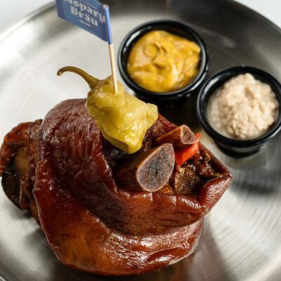 Фирменная свиная рулька томленая в пиве в CASPARY BRAU по цене 1790 ₽