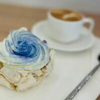 Меренговый рулет черника в Likecake