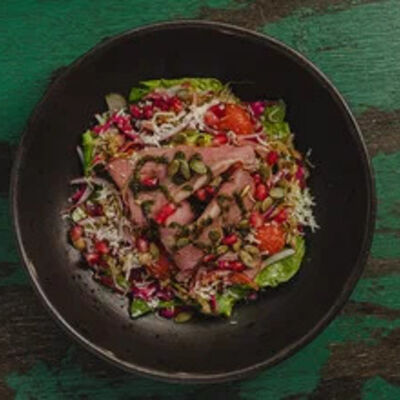 Салат с пастрами и копченым сулугуни в Казбек по цене 1150 ₽