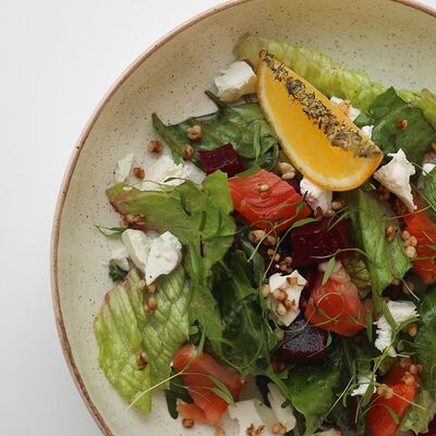 Салат с печеной свеклой и форелью в Блиныпицца по цене 570 ₽