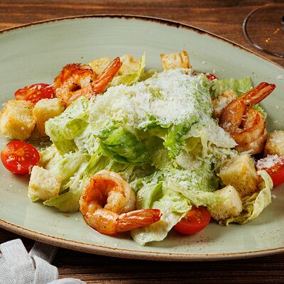 Цезарь с тигровыми креветками гриль в Al dente по цене 950 ₽