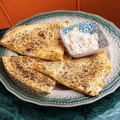 Кесадилья с цыплёнкомв Orengo food по цене 560 ₽