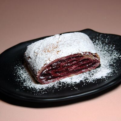 Штрудель с вишней в Coffeeshop Company по цене 380 ₽