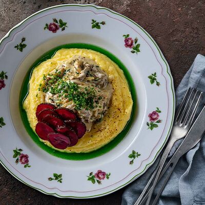 Бефстроганов с картофельным пюре и пармезаном в Eshak по цене 1270 ₽