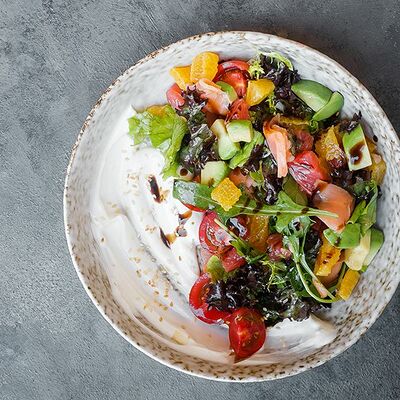 Салат с копченым лососем и цитрусом в Дюшес по цене 595