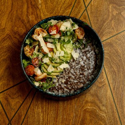 Салат с креветками в Траттория медичи по цене 1060 ₽