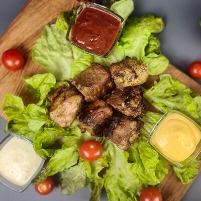 Шашлык из свиной шеи в Мужчина готовит по цене 880 ₽