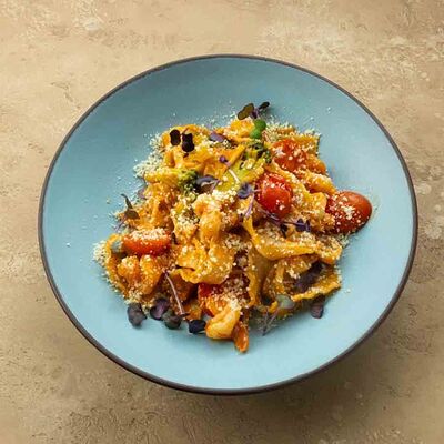 Лингвини с креветками и соусом биск в Семейное кафе Дача по цене 965 ₽