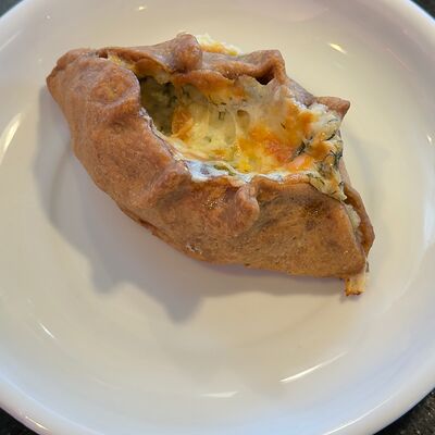 Ржаной пирожок с сыром и зеленью в Круассан Дорэ по цене 130 ₽