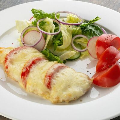 Куриное филе, запечённое с помидором и Моцареллой в Дача по цене 745 ₽