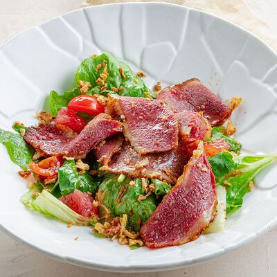 Салат с подкопченной мраморной говядиной и грейпфрутом в Шато Винтаж по цене 860 ₽