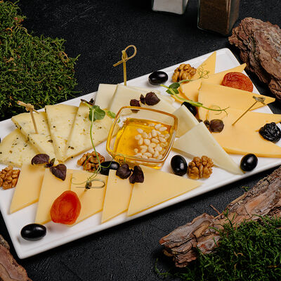 Местные сыры с цветочным мёдом, сухофруктами и орехамив Реконструкция по цене 850 ₽