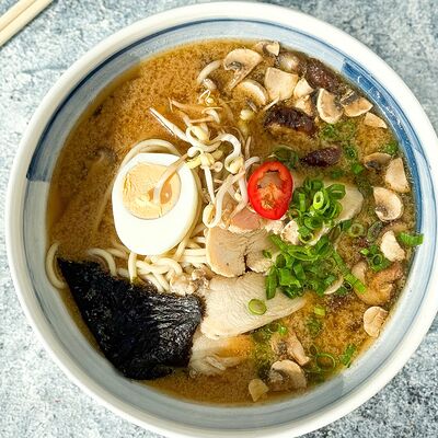 Рамен с курицей, пшеничной лапшой, грибами и яйцом в Food market skolkovo по цене 620 ₽