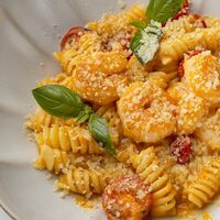 С креветками, томатами черри и соусом биск в Koza Pasta