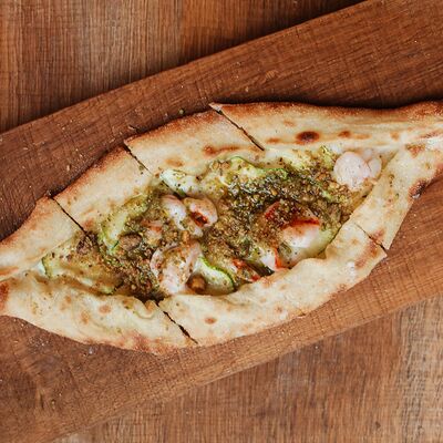 Пиде с креветками, цукини и фисташкамив Moro по цене 690 ₽