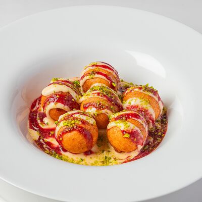 Творожные пончики с ванильным соусомв Romano по цене 550 ₽