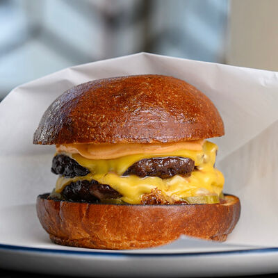 Чизбургер в Шалом Берман по цене 590 ₽