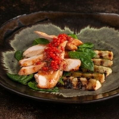 Куриная грудка с цукини и шпинатом в Плавники и клешни по цене 1080 ₽