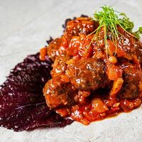 Мясные шарики с красным соусом в Диалог