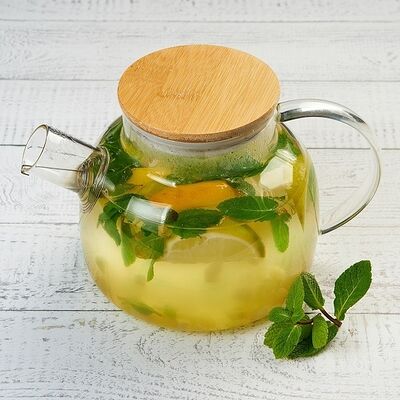 Имбирный чай со свежим имбирем, мятой, медом и лаймом 0,8л в АндерСон по цене 540 ₽