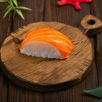 Суши с лососем в Сакура