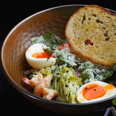 Цезарь с креветками в Юность по цене 820 ₽